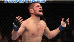 Khabib Nurmagomedov pelea ante Barboza en el UFC 219.