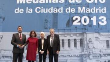 La alcaldesa de Madrid, Ana Botella posa con los galardonados con las medallas de oro de la ciudad de Madrid, 