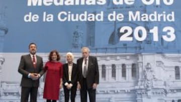 La alcaldesa de Madrid, Ana Botella posa con los galardonados con las medallas de oro de la ciudad de Madrid,