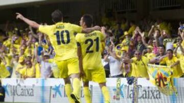 Cani y Bruno celebran un gol ante la afición del Villarreal.
