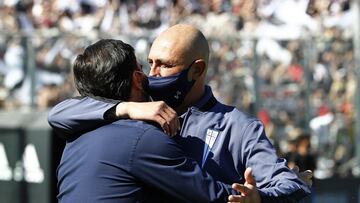 Futbol, Colo Colo vs Universidad Catolica
 Fecha 28, campeonato Nacional 2021.
 El entrenador de Colo Colo, Gustavo Quinteros, saluda  su par de Universidad Catolica, Cristian Paulucci, antes del partido de primera division contra Universidad Catolica disputado en el estadio Monumental de Santiago, Chile.
 24/10/2021
 Felipe Zanca/Photosport
 
 Football, Colo Colo vs Universidad Catolica
 28th date, 2021 National Championship.
 Colo Colo manager, Gustavo Quinteros, greets his counterpart from Universidad Catolica, Cristian Paulucci, prior the first division match against Universidad Catolica held at the Monumental stadium in Santiago, Chile.
 24/10/2021
 Felipe Zanca/Photosport