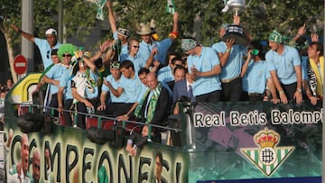 El Betis celebra el trofeo de Copa del Rey ganado a Osasuna en 2005.