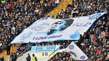 La hinchada del Napoli en el San Paolo con una bandera de Diego Armando Maradona