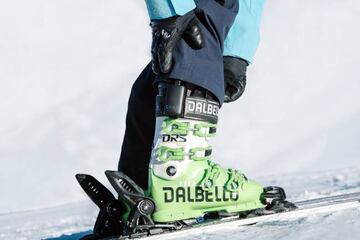 Rastreador de esquí ajustado al velcro de la bota.