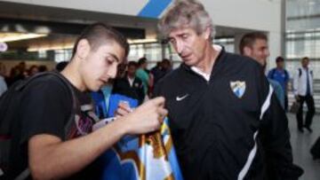 EN AVE. Pellegrini firmó autógrafos a su llegada ayer a Madrid.
