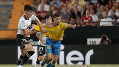 El centrocampista francés de la UD Las Palmas Enzo Loiodice intenta escaparse de Pepelu, del Valencia CF.