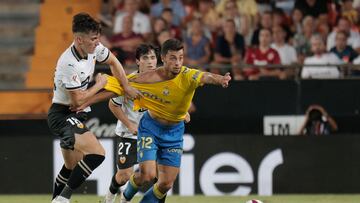 El centrocampista franc¨¦s de la UD Las Palmas Enzo Loiodice intenta escaparse de Pepelu, del Valencia CF.