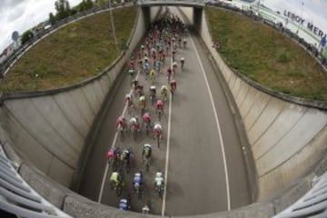 El pelotón durante la décima etapa de la Vuelta Ciclista a España 2016, con salida en la localidad de Lugones y meta en los Lagos de Covadonga,con un recorrido de 188,7 kilómetros. 