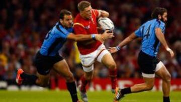 Rhys Priestland intenta avanzar ante el uruguayo Joaqu&iacute;n Prada