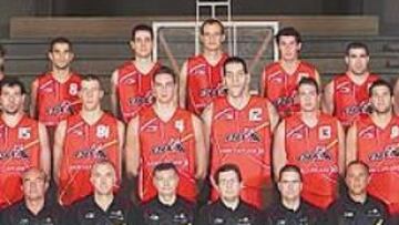 <b>GRUPO OLÍMPICO. </b>La Selección inició en Cádiz su puesta a punto. Delante (izq. a dcha.): Toba (fisio), Soto (prep. físico), Rubia (delegado), Creus (ent. ayud.), Pesquera (seleccionador), Díaz (ayud. técnico), Nogales (médico) y Betolaza (fisio). En medio: Iturbe, Garbajosa, Vázquez, Gasol, Dueñas, Bueno, F. Reyes y Yebra. Atrás: Comas, Calderón, De la Fuente, Jiménez, Rudy, Cabezas y Navarro.