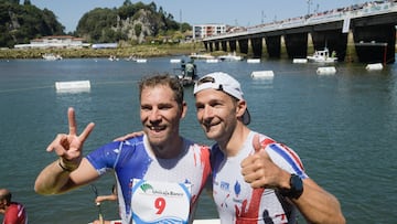 Arriondas (Asturias), 05/08/2023.- La pareja formada por franceses Quentin Urban y Jeremy Candy, vigentes vencedores del el Sella y campeones en el último Europeo, han vuelto a imponerse al sprint en la 85 edición del Descenso Internacional del Sella, una prueba en la que han tomado la salida unos 1.100 palistas de 18 países. y que este año se ha visto dificultada por el bajo caudal del río y la bajamar. EFE/Eloy Alonso
