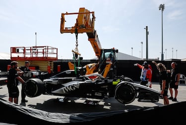 Los comisarios del circuito de Sakhir remolcan el coche de Sergio Pérez.