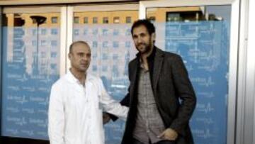 Diego López, nuevo portero del Real Madrid, recibido por Carlos Díez, jefe de los servicios médicos de Sanitas-Real Madrid, antes de reconocimiento.