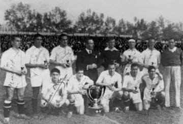 7 de abril de 1946. El Sevilla posa con el trofeo de Campeón de Liga de la temporada 45/46. Alconero, Antúnez, Eguíluz, el entrenador Encinas, Busto, Joaquín, Villalonga y el masajista Manolo Pérez, de pie. Agachados, Arza, López, Araujo, Campos y Herrera.