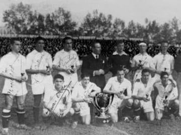 7 de abril de 1946. El Sevilla posa con el trofeo de Campeón de Liga de la temporada 45/46. Alconero, Antúnez, Eguíluz, el entrenador Encinas, Busto, Joaquín, Villalonga y el masajista Manolo Pérez, de pie. Agachados, Arza, López, Araujo, Campos y Herrera.