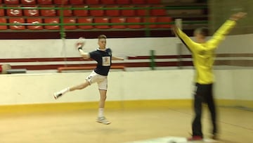 Ramiro Milano lanza durante un entrenamiento con el equipo juvenil del Balonmano Mislata.