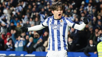 Take Kubo celebra el gol de Guedes que establecía el empate a uno de la Real Sociedad frente al Atlético de Madrid.