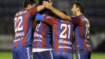UNIÓN. Los jugadores armeros celebran uno de los tantos de este año en el estadio de Ipurua.