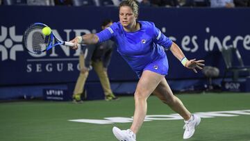 Kim Clijsters devuelve una bola ante Johanna Konta durante su partido en el Abierto de Monterrey.