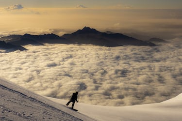 Iniciando el descenso desde la parte alta del volc¨¢n.