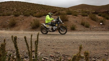 BOL01. TUPIZA (BOLIVIA), 06/01/2017.- El chileno Pablo Quintanilla conduce su motocicleta Husqvarna hoy, viernes 6 de enero de 2017, durante la quinta etapa del Rally Dakar 2017,  entreTupiza y Oruro (Bolivia). EFE/Martin Alipaz