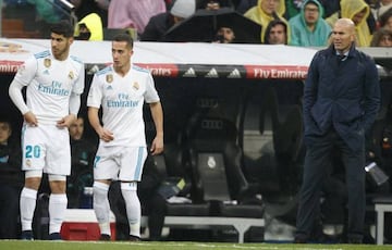 Marco Asensio, Lucas Vázquez y Zinedine Zidane, durante un partido del Real Madrid.