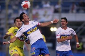 En 26 partidos por Torneos Nacionales, la UC registra 11 triunfos (48 goles), ocho empates y siete derrotas ante la U penquista (42 tantos).