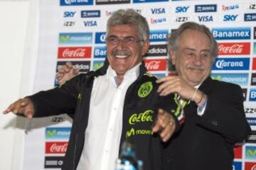 El 24 de agosto, Ricardo Ferretti fue presentado como director técnico interino de la Selección Mexicana. El Tuca dirigiría 4 partidos, siendo el más importante el juego ante Estados Unidos por el boleto a la Copa Confederaciones.