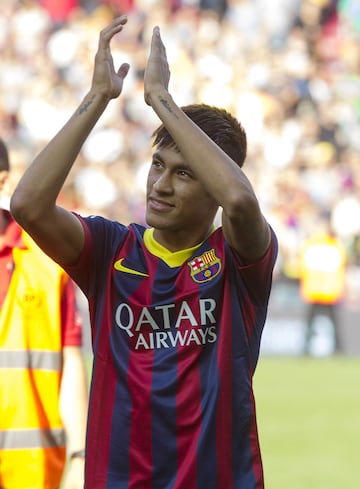 3 de junio de 2013 | Algo m¨¢s de 57.000 aficionados se dieron cita en el Camp Nou para vivir el primer d¨ªa del brasile?o como jugador blaugrana.