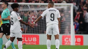 El delantero del Real Madrid Kylian Mbappé (d) saluda al brasileño Endrick Felipe tras el partido de la jornada 19 de LaLiga que Athletic Club de Bilbao y Real Madrid disputaron este miércoles en el estadio de San Mamés, en Bilbao.