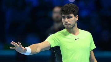 Carlos Alcaraz en su partido contra Daniil Medvedev en las Nitto ATP Finals.