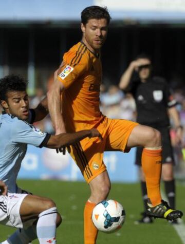  Xabi Alonso ante Rafinha.