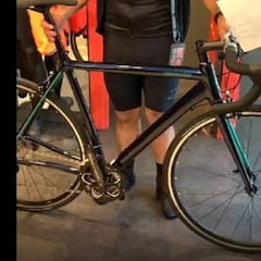 Urán premia al floricultor volador con una flamante bicicleta