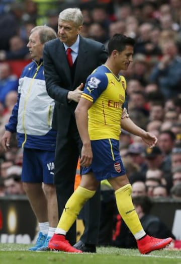 Alexis Sánchez sale molesto tras ser reemplazado por Arsene Wenger.