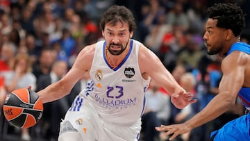 Real Madrid&#039;s Sergio Llull (L) fights for the ball with Barcelona&#039;s Cory Higgins during the EuroLeague Final Four Semi-final match between FC Barcelona and Real Madrid at the Stark Arena in Belgrade on May 19, 2022. (Photo by Pedja Milosavljevic / AFP)