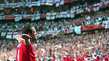 England&#039;s Wayne Rooney celebrates scoring against Croatia in their Euro 2004 Group B soccer match at the Luz Stadium in Lisbon, June 21, 2004.    REUTERS/Kai Pfaffenbach   
 21/06/04 EUROCOPA 2004 INGLATERRA - CROACIA ROONEY ALEGRIAS
 PUBLICADA 22/06