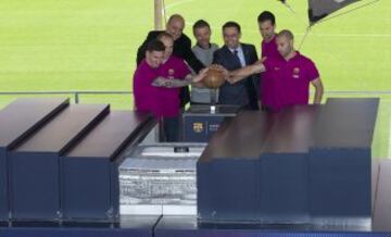 Messi, Iniesta, Luis Enrique, Jordi Moix Bartomeu, Busquets y Mascherano en la presentación del nuevo Camp Nou.
