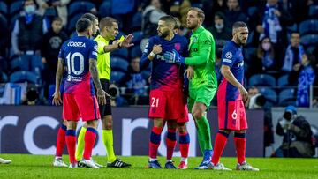 Yannick Carrasco, despu&eacute;s de salir expulsado contra el Oporto.