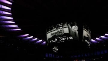 Los jugadores de los New York Rangers y de los Carolina Hurricanes guardan un minuto de silencio en memoria de Adam Johnson.