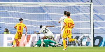 El árbitro Melero López anuló el gol al delantero del Real Madrid Rodrygo al entender que el portero del Girona Gazzaniga tenía el balón en sus manos. 