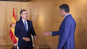 El presidente del PP, Alberto Núñez Feijóo (i), espera al presidente del Gobierno en funciones y líder del PSOE, Pedro Sánchez (d), a su llegada a una reunión en el Congreso de los Diputados, a 30 de agosto de 2023, en Madrid (España). Según fuentes del PP, Feijóo contactó el lunes, 28 de agosto, con Sánchez, "líder del segundo partido de nuestro país", para plantearle la idoneidad de mantener un encuentro con vistas a la investidura al ser el presidente 'popular' el candidato designado por el Rey. El PP enmarca este encuentro en la normalidad democrática que ha de marcar la agenda posterior a las elecciones generales del 23J y en la institucionalidad previa al debate de investidura fijado para el 26 de septiembre.
30 AGOSTO 2023;CONGRESO;INVESTIDURA;SANCHEZ;FEIJOO
Jesús Hellín   / Europa Press
30/08/2023