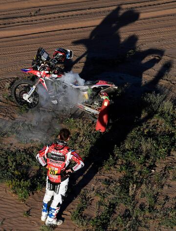 Decimotercera etapa entre San Juan y Córdoba. El piloto estadounidense Ricky Brabec con un incidente en su Honda.