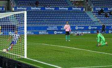 1-0. Luis Rioja marcó el primer gol. Piqué cede el balón a Neto y el portero brasileño pierde el control del esférico permitiendo anotar al jugador babazorro.