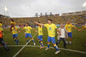 Los jugadores de Las Palmas alegres tras conseguir el ascenso a Primera.