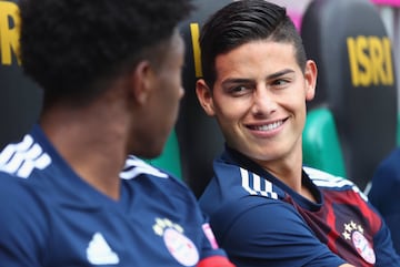 El volante colombiano James Rodríguez, junto al austriaco David Alaba, espera en el banco de suplentes por su debut con la camiseta del Bayern Múnich en la Telekom Cup, en la que su equipo jugará la final de 45 minutos ante el Werder Bremen.