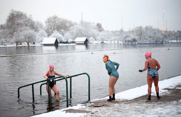 Decenas de vuelos han tenido que ser cancelados por un intenso temporal de nieve en la capital inglesa. La nieve ha venido acompañada por un gélida niebla que ha provocado temperaturas de -10ºC.