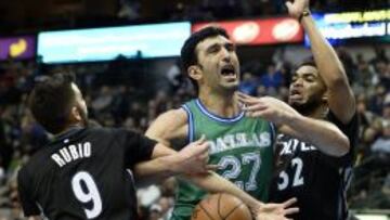 Karl-Anthony Town y Ricky Rubio tratan de detener a Zaza Pachulia.