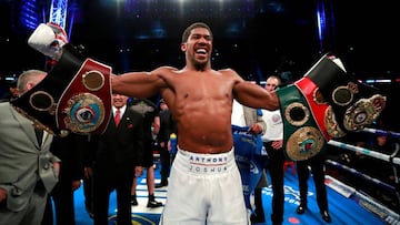 Anthony Joshua posa con sus cinturones de campe&oacute;n tras ganar a Alexander Povetkin en la velada celebrada en el estadio de Wembley.