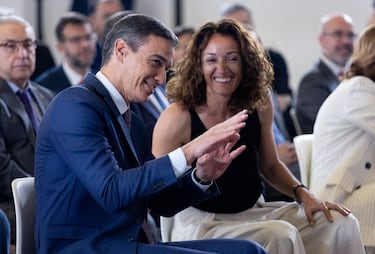 El presidente del Gobierno Pedro Sánchez charla con la baloncestista Laia Palau.