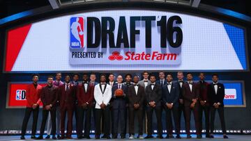 NEW YORK, NY - JUNE 23: Commissioner Adam Silver poses for a photo with the top prospects before the start of the first round of the 2016 NBA Draft at the Barclays Center on June 23, 2016 in the Brooklyn borough of New York City. NOTE TO USER: User expressly acknowledges and agrees that, by downloading and or using this photograph, User is consenting to the terms and conditions of the Getty Images License Agreement. Mike Stobe/Getty Images/AFP
== FOR NEWSPAPERS, INTERNET, TELCOS & TELEVISION USE ONLY ==